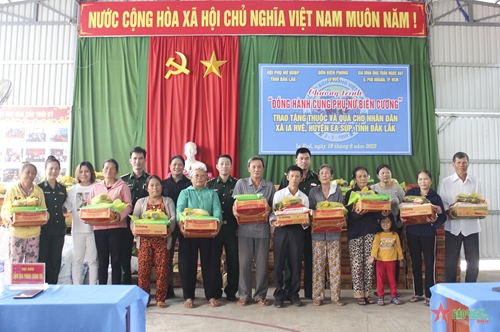 Bộ đội Biên phòng tỉnh Đắk Lắk trao thuốc và quà tặng nhân dân xã biên giới xã Ia R’vê (huyện Ea Súp)